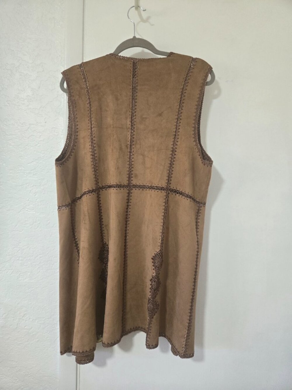 NWT Chelsea & Theodore XL Brown Faux Suede Crochet Trim Open Front Vest Boho - Picture 2 of 7